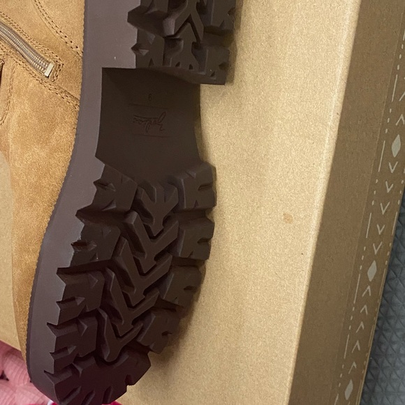 Free Shipping!!!Suede side-zip boots with rounded front. - Picture 4 of 4